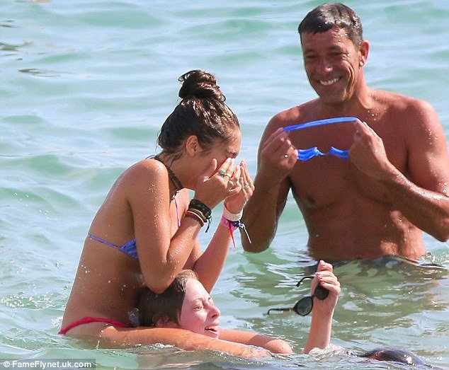 Η κόρη της Μαντόνα παίζει με τα κύματα -Είναι ίδια η μητέρα της [εικόνες] | iefimerida.gr 4