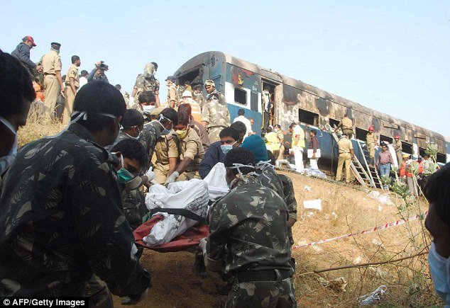 Φλεγόμενο τρένο έγινε παγίδα θανάτου για 26 Ινδούς -Κάηκαν ζωντανοί γιατί «κόλλησαν» οι πόρτες [εικόνες] | iefimerida.gr 0