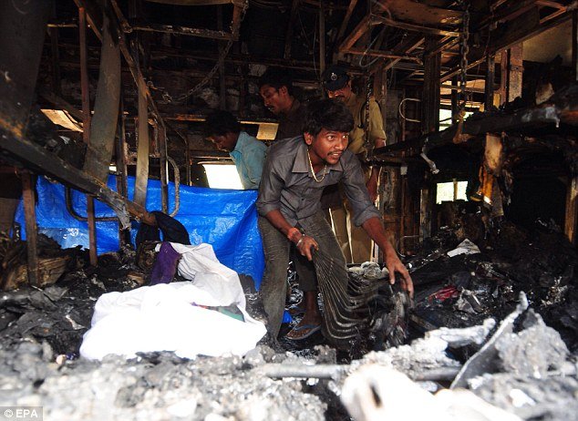 Φλεγόμενο τρένο έγινε παγίδα θανάτου για 26 Ινδούς -Κάηκαν ζωντανοί γιατί «κόλλησαν» οι πόρτες [εικόνες] | iefimerida.gr 9
