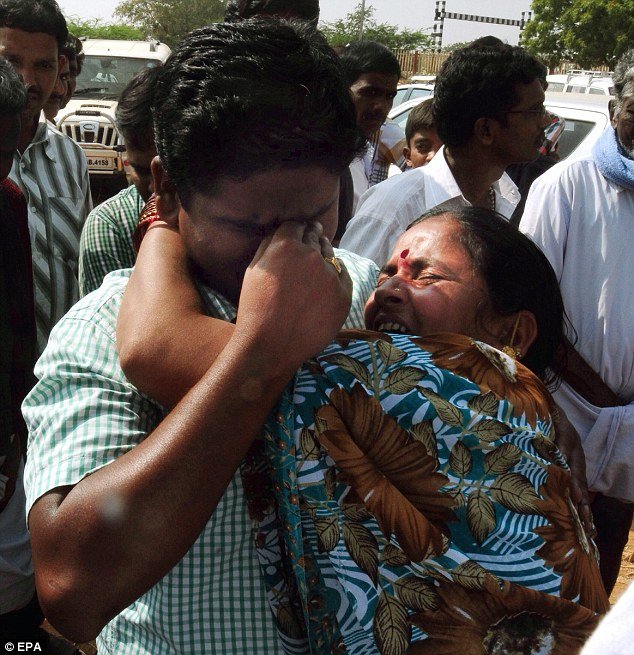 Φλεγόμενο τρένο έγινε παγίδα θανάτου για 26 Ινδούς -Κάηκαν ζωντανοί γιατί «κόλλησαν» οι πόρτες [εικόνες] | iefimerida.gr 1