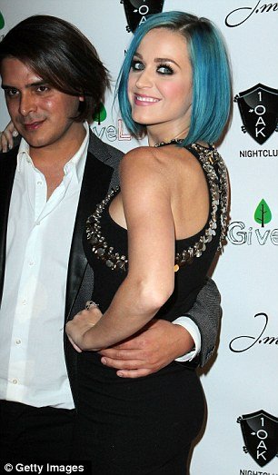 Δεν τα έβαψε μαύρα... τα έβαψε μπλε [εικόνες]  | iefimerida.gr 0