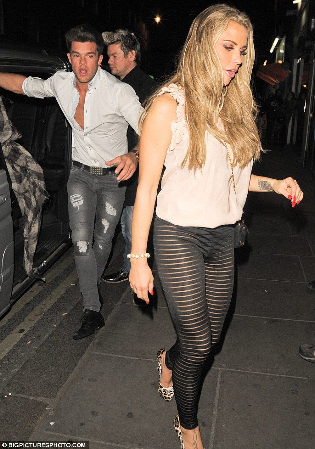 Ποιό μοντέλο βγήκε έξω με διάφανο κολάν και στρινγκάκι; [εικόνες]  | iefimerida.gr 3