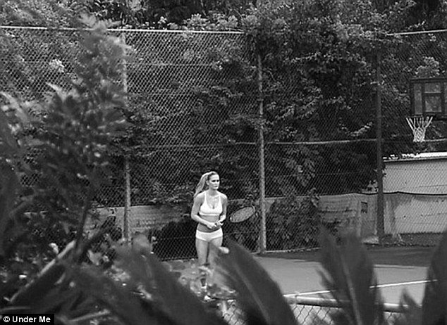 Ποιο διάσημο μοντέλο παίζει τένις φορώντας μόνο τα εσώρουχα της; [εικόνες]  | iefimerida.gr 2