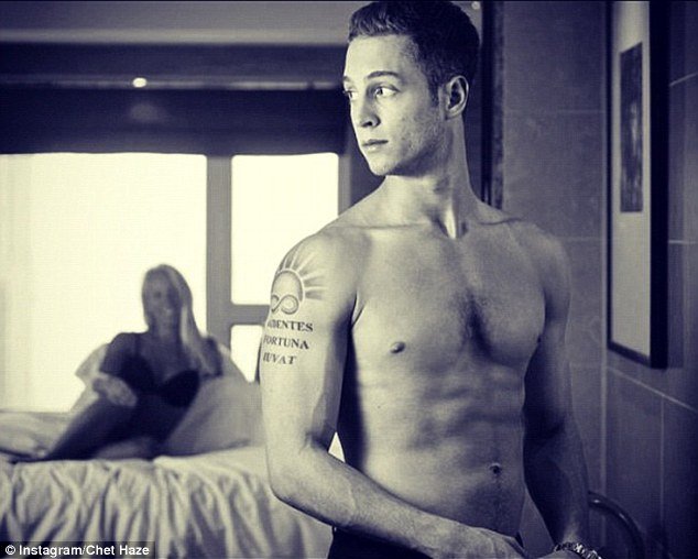 Γιατί ο Τσετ Χέιζ δεν χρησιμοποιεί το κανονικό του επίθετο; [εικόνες]  | iefimerida.gr 1