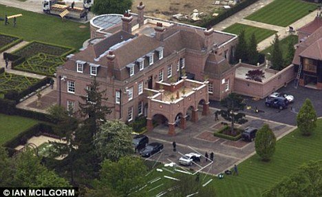 Η Κιμ Καρντάσιαν θέλει να αγοράσει την έπαυλη των Μπέκαμ [εικόνες]  | iefimerida.gr 0