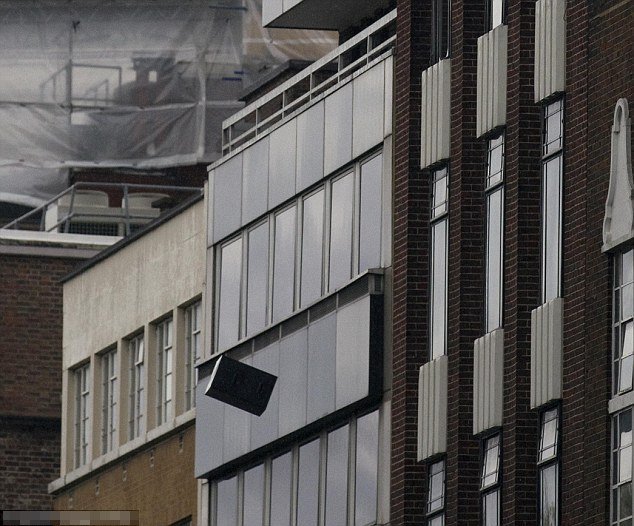 Συνελήφθη ο ένοπλος που σκόρπισε τον τρόμο με τις βόμβες γκαζιού [εικόνες] | iefimerida.gr 1