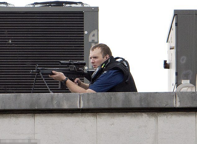 Συνελήφθη ο ένοπλος που σκόρπισε τον τρόμο με τις βόμβες γκαζιού [εικόνες] | iefimerida.gr 2