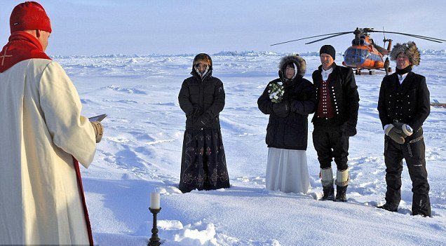 Παντρεύτηκαν στον Βόρειο Πόλο και έκαναν το γαμήλιο γλέντι στους -7 [εικόνες] | iefimerida.gr 0