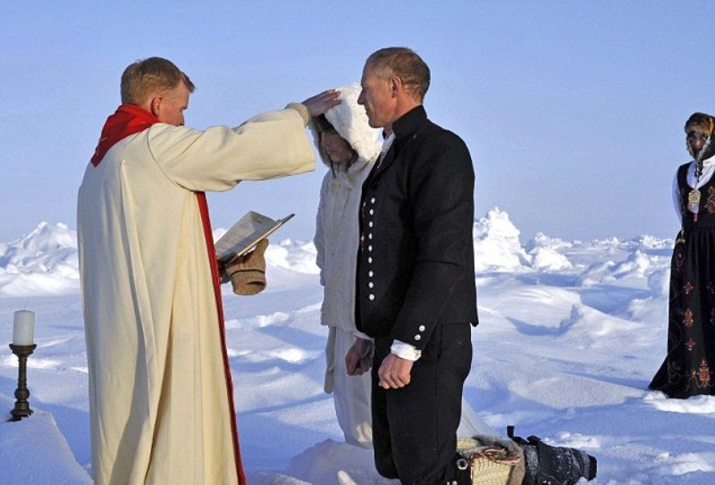 Παντρεύτηκαν στον Βόρειο Πόλο και έκαναν το γαμήλιο γλέντι στους -7 [εικόνες] | iefimerida.gr 4
