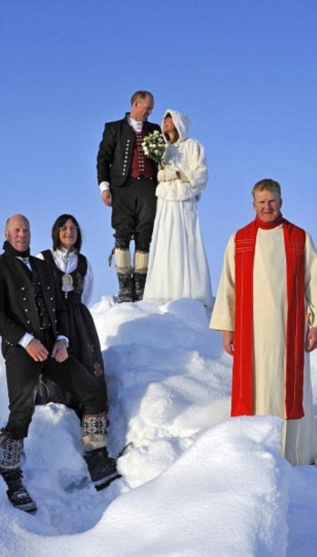 Παντρεύτηκαν στον Βόρειο Πόλο και έκαναν το γαμήλιο γλέντι στους -7 [εικόνες] | iefimerida.gr 5