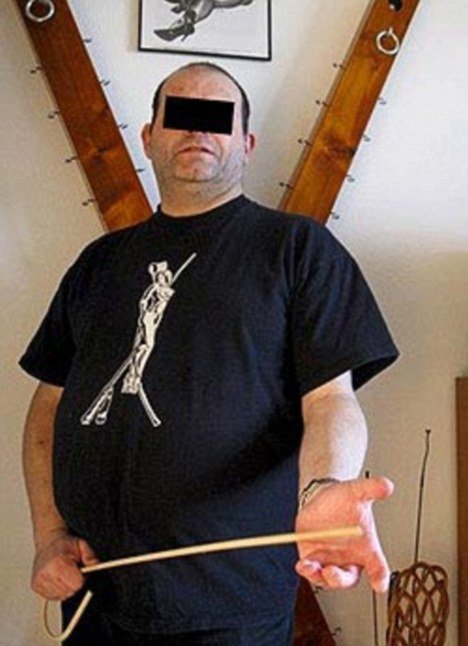 Πολιτικός έψαχνε σαδιστή για να ψήσει ζωντανή τη γυναίκα και την κόρη φίλου του | iefimerida.gr 0