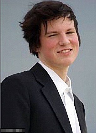 Συγκλονιστικό: Κρεμάστηκαν από βράχο για να γλιτώσουν από τον Μπρέιβικ [εικόνες] | iefimerida.gr 1