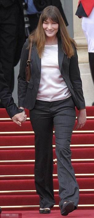 Το σέξι ατύχημα της γυναίκας του Ολάντ που ξεσήκωσε τους Γάλλους [εικόνες] | iefimerida.gr 1