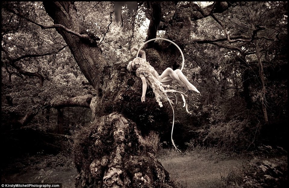 Απίστευτο: Θρηνεί την μητέρα της με παραμυθένια έργα τέχνης [εικόνες] | iefimerida.gr 0