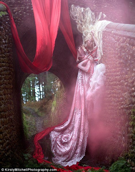 Απίστευτο: Θρηνεί την μητέρα της με παραμυθένια έργα τέχνης [εικόνες] | iefimerida.gr 5