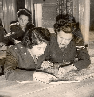 Η βασίλισσα Ελισάβετ με τον γρύλο στο χέρι, αλλάζει λάστιχο σε στρατιωτικό τζιπ! | iefimerida.gr 0