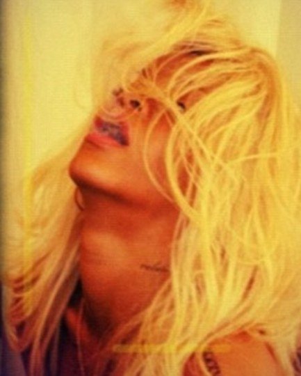 Όσοι πιστοί προσέλθετε- Η Ριχάνα με αδαμιαία περιβολή [εικόνες] | iefimerida.gr 1