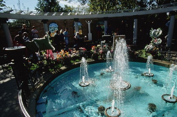 Σε πλειστηριασμό ο τάφος του Έλβις -Τιμή εκκίνησης τα 80.000 ευρώ [εικόνες] | iefimerida.gr 2