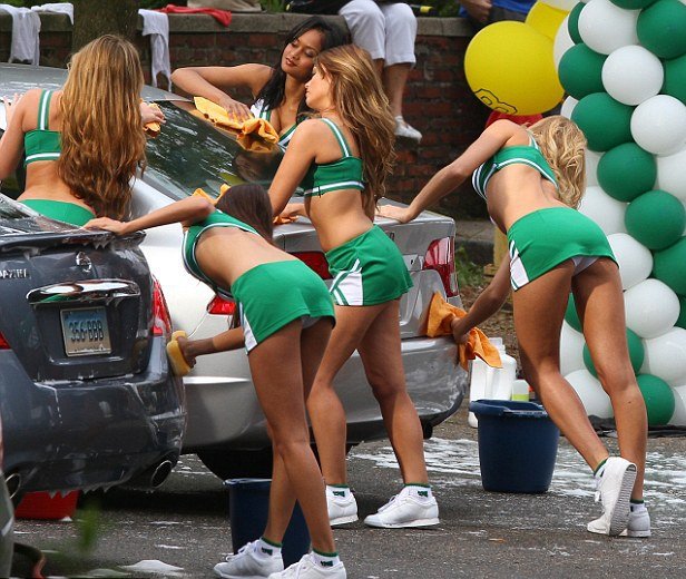 Το κορίτσι του Ντι Κάπριο ντύνεται μαζορέτα για χάρη του Σάντλερ [εικόνες] | iefimerida.gr 4