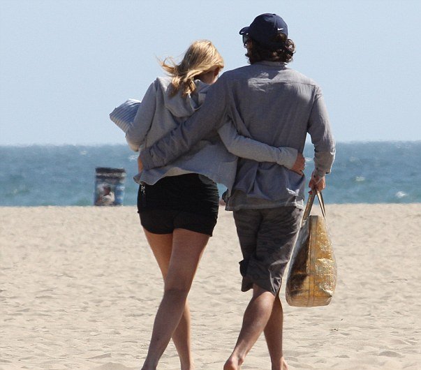 H Σάρον Στόουν σε περιπτύξεις στην παραλία με 26χρονο μοντέλο [εικόνες] | iefimerida.gr 5