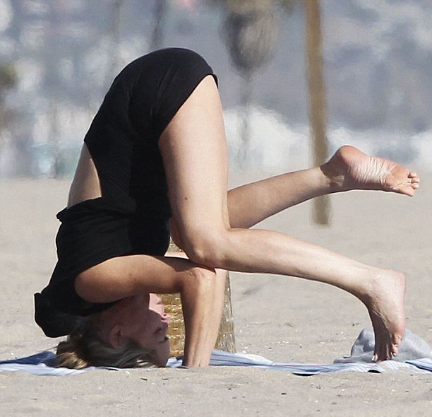 H Σάρον Στόουν σε περιπτύξεις στην παραλία με 26χρονο μοντέλο [εικόνες] | iefimerida.gr 3