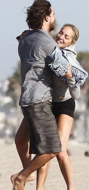 H Σάρον Στόουν σε περιπτύξεις στην παραλία με 26χρονο μοντέλο [εικόνες] | iefimerida.gr 1