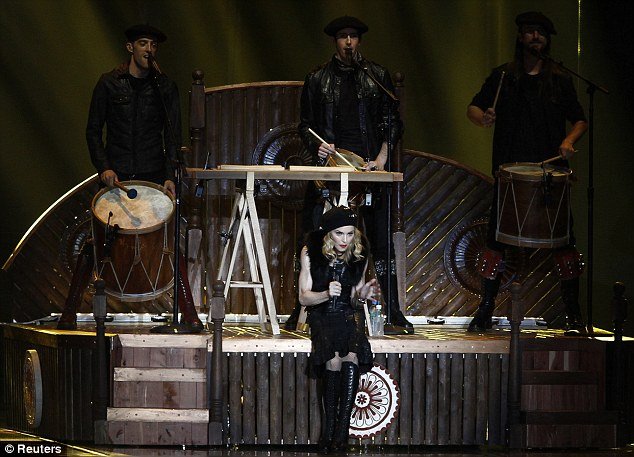 Η Εσθερ - Μαντόνα στέλνει μήνυμα Ειρήνης από το Ισραήλ [εικόνες] | iefimerida.gr 2