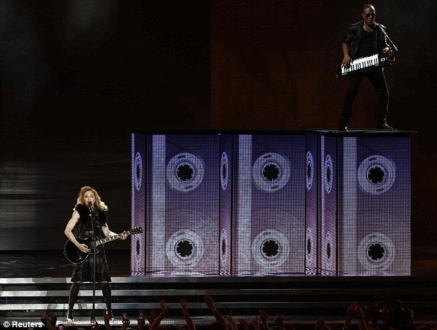 Η Εσθερ - Μαντόνα στέλνει μήνυμα Ειρήνης από το Ισραήλ [εικόνες] | iefimerida.gr 5