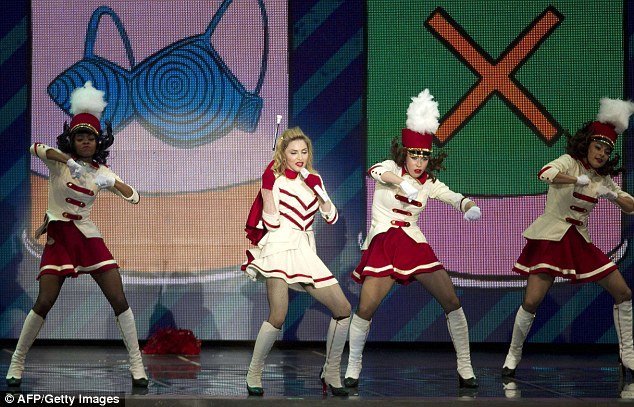 Η Εσθερ - Μαντόνα στέλνει μήνυμα Ειρήνης από το Ισραήλ [εικόνες] | iefimerida.gr 6