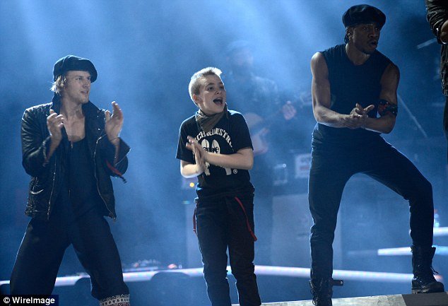 Η Εσθερ - Μαντόνα στέλνει μήνυμα Ειρήνης από το Ισραήλ [εικόνες] | iefimerida.gr 8