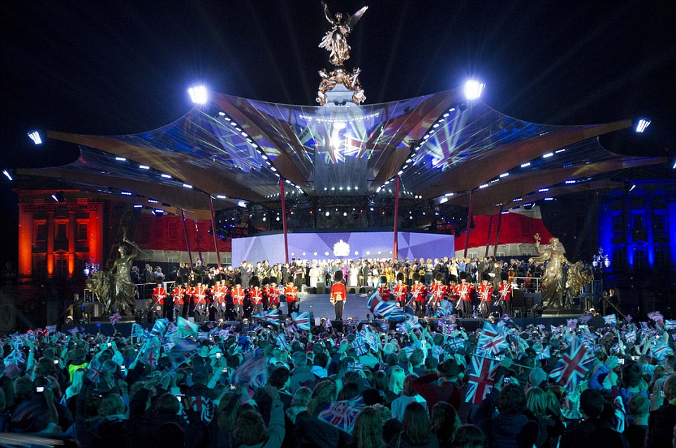 Ο Μικ Τζάγκερ και η Βασίλισσα Ελισάβετ έχουν το ίδιο γούστο! [εικόνες] | iefimerida.gr 6