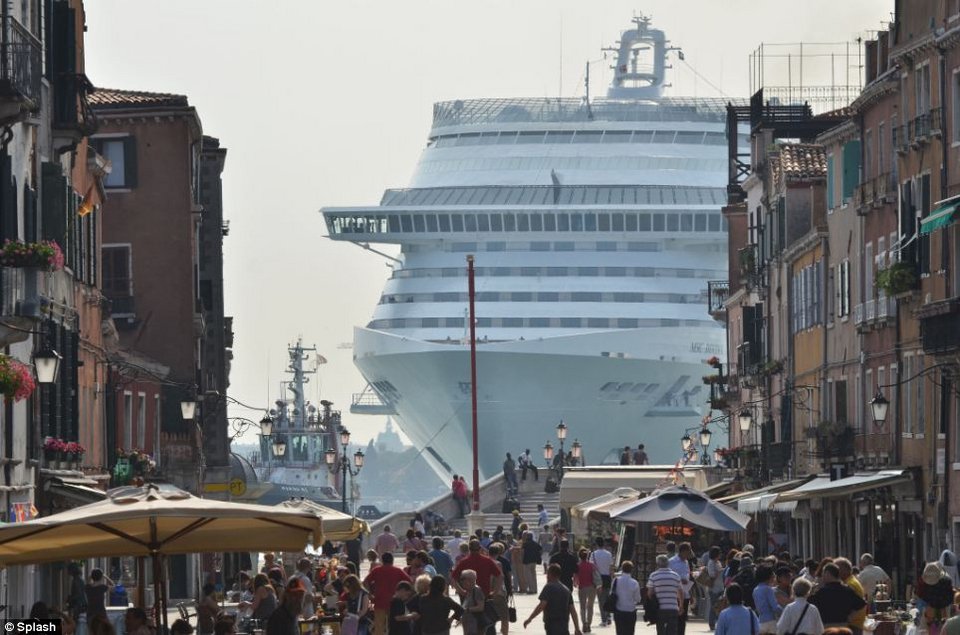 Τεράστιο πλοιο εισβάλει στην Βενετία- Η εμπλοκή της Σοφία Λόρεν [εικόνες] | iefimerida.gr 0