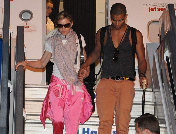 Η Μαντόνα στην Αγιά Σοφία με 200 άτομα συνοδεία [εικόνες] | iefimerida.gr 0