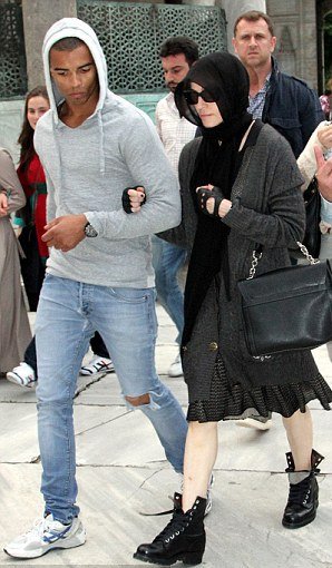 Η Μαντόνα στην Αγιά Σοφία με 200 άτομα συνοδεία [εικόνες] | iefimerida.gr 1