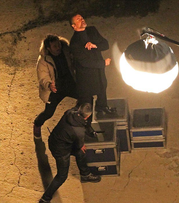 Αστυνομικοί πυροβολούν τον Τζορτζ Μάικλ [εικόνες] | iefimerida.gr 2