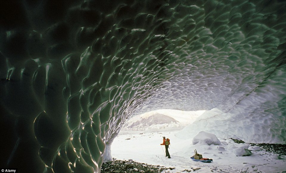 Απίστευτες εικόνες από τις παγωμένες σπηλιές της Αλάσκας [εικόνες] | iefimerida.gr 4
