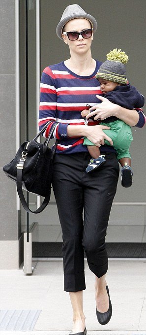 Γιατί ξύρισε γουλί το κεφάλι της η Σαρλίζ Θέρον; [εικόνες] | iefimerida.gr 0