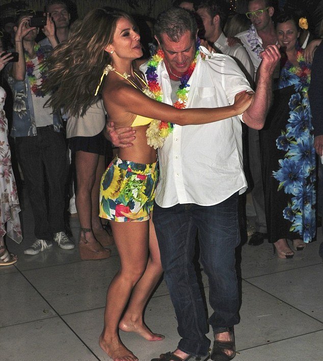 Το dirty dancing της Μενούνος με ένα φίδι, ένα πίθηκο και τον Γκίμπσον [εικόνες] | iefimerida.gr 0