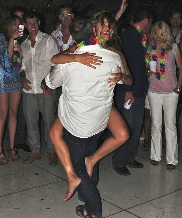 Το dirty dancing της Μενούνος με ένα φίδι, ένα πίθηκο και τον Γκίμπσον [εικόνες] | iefimerida.gr 1