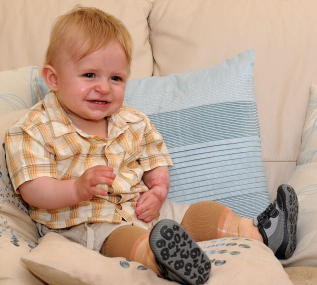 Του έκαναν δώρο νέα πόδια για τα πρώτα του γενέθλια [εικόνες] | iefimerida.gr 1