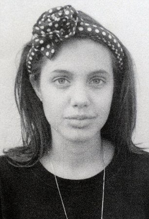 Οι σπάνιες φωτό της έφηβης Τζολί που δεν θέλει να δεις [εικόνες] | iefimerida.gr 4