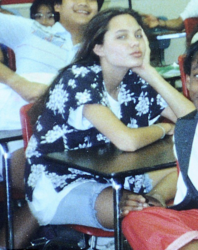 Οι σπάνιες φωτό της έφηβης Τζολί που δεν θέλει να δεις [εικόνες] | iefimerida.gr 0