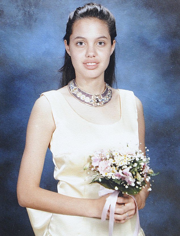 Οι σπάνιες φωτό της έφηβης Τζολί που δεν θέλει να δεις [εικόνες] | iefimerida.gr 1