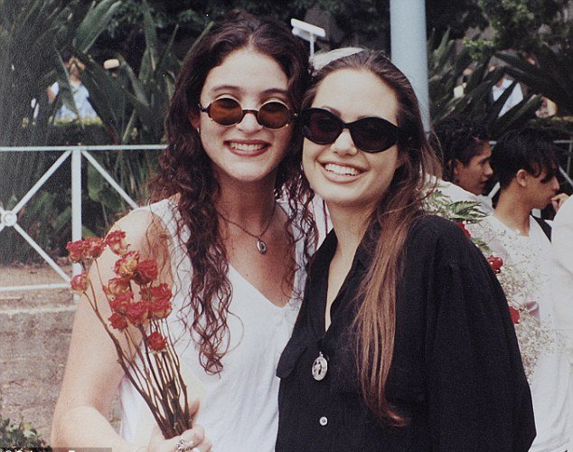 Οι σπάνιες φωτό της έφηβης Τζολί που δεν θέλει να δεις [εικόνες] | iefimerida.gr 3