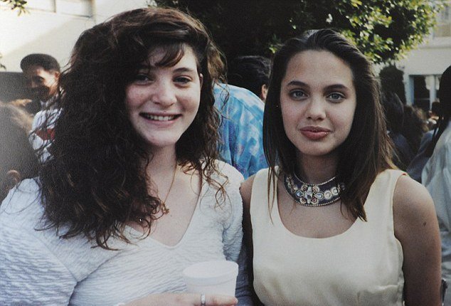 Οι σπάνιες φωτό της έφηβης Τζολί που δεν θέλει να δεις [εικόνες] | iefimerida.gr 2