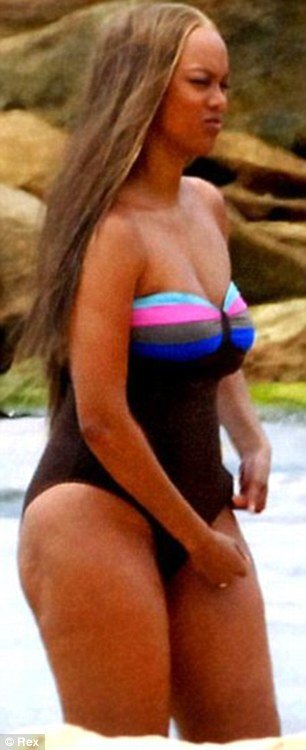 Η 38χρονη Τάιρα Μπανκς με αβυσσαλέο ντεκολτέ [εικόνα] | iefimerida.gr 1