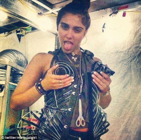 H 15χρονη κόρη της Μαντόνα με το σουτιέν της μάνας της [εικόνα]  | iefimerida.gr 0