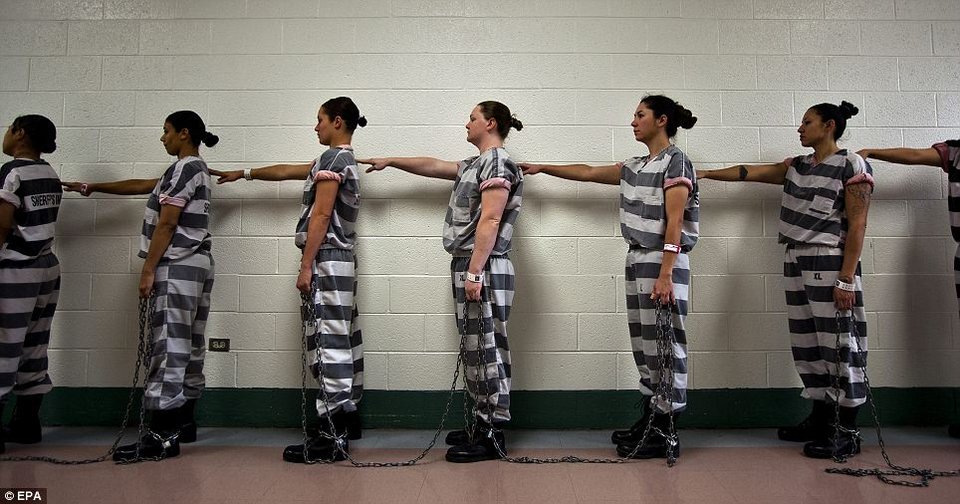 Μια ημέρα με τις αλυσοδεμένες γυναίκες που θάβουν πτώματα! [εικόνες] | iefimerida.gr 1