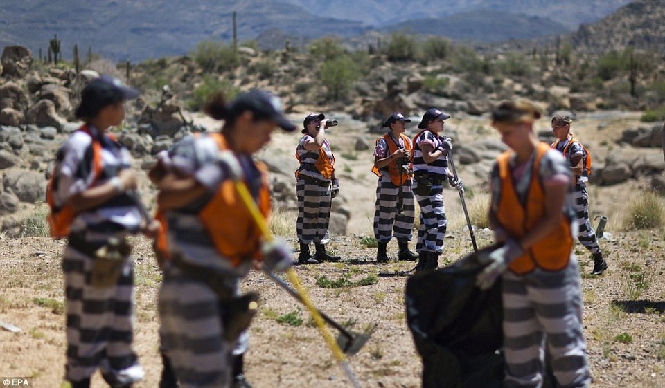 Μια ημέρα με τις αλυσοδεμένες γυναίκες που θάβουν πτώματα! [εικόνες] | iefimerida.gr 7