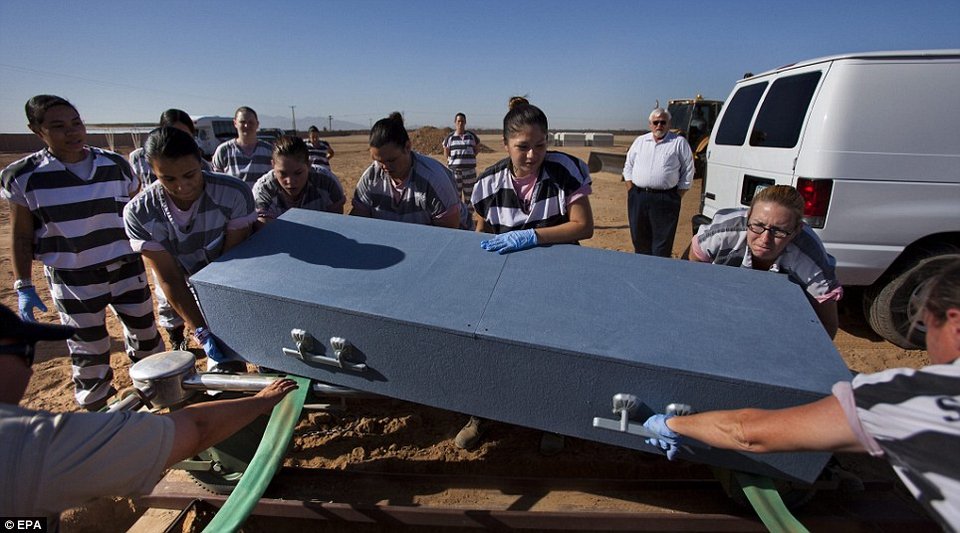 Μια ημέρα με τις αλυσοδεμένες γυναίκες που θάβουν πτώματα! [εικόνες] | iefimerida.gr 10